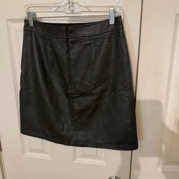 Loft pleather size 0 skirt with front pockets and left front side slit - Picture 2 of 6